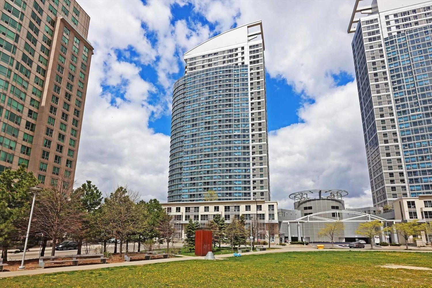 36 Lee Centre Drive. Ellipse - West Tower Condos is located in  Scarborough, Toronto - image #1 of 2
