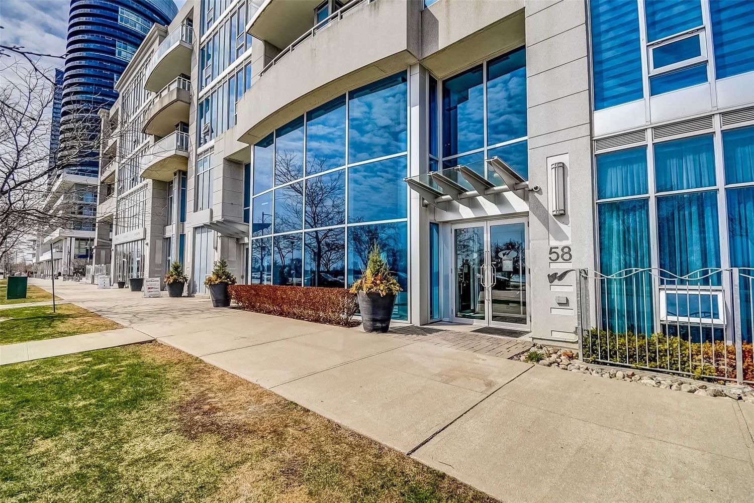 58 Marine Parade Drive. Explorer At Waterview Condos is located in  Etobicoke, Toronto - image #2 of 3