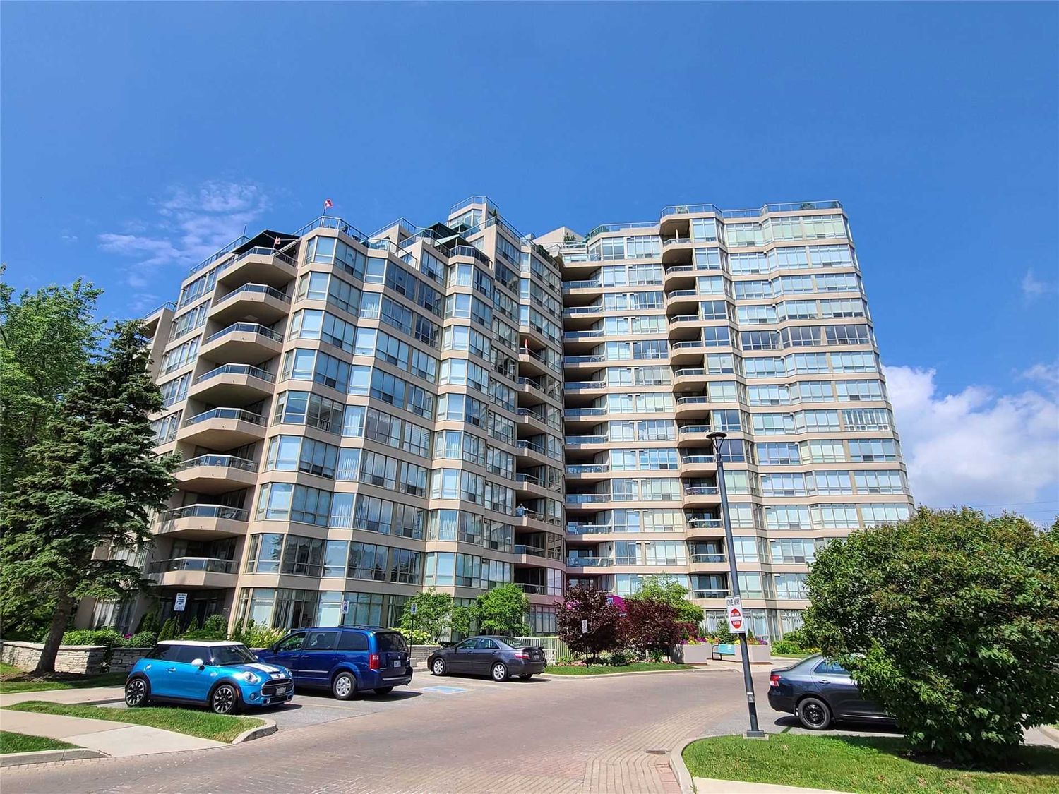 10 Guildwood Parkway. Gates of Guildwood II Condos is located in  Scarborough, Toronto - image #1 of 2
