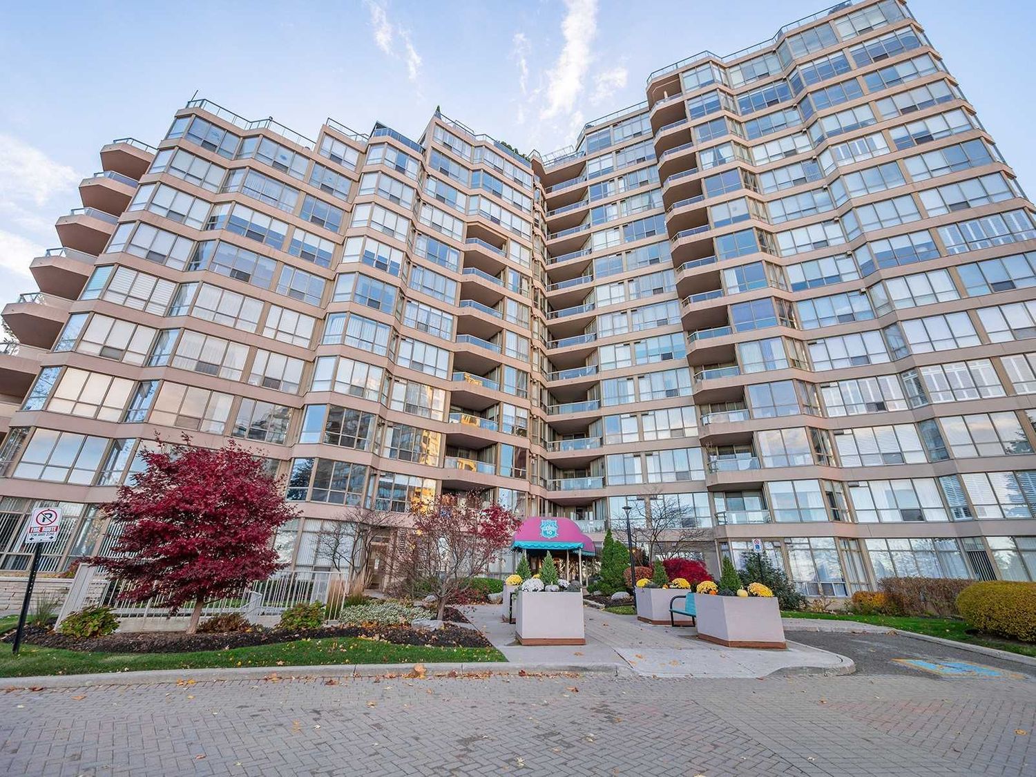 10 Guildwood Parkway. Gates of Guildwood II Condos is located in  Scarborough, Toronto - image #2 of 2