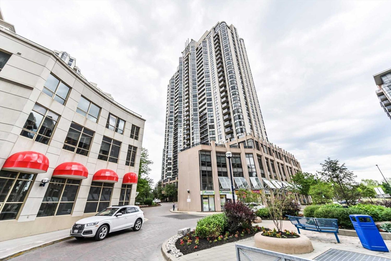 10 Northtown Way. Grande Triomphe Condos is located in  North York, Toronto - image #1 of 2
