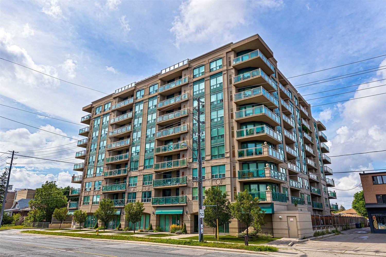 920 Sheppard Avenue W. Hampton Plaza Condos is located in  North York, Toronto - image #1 of 3