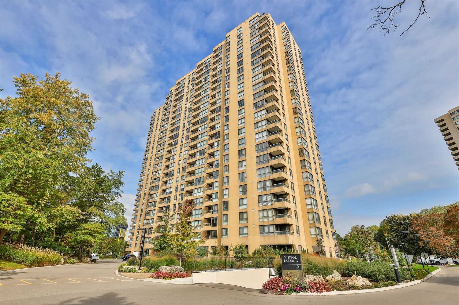 1 Concorde Place. Highgate Condos is located in  North York, Toronto - image #1 of 3