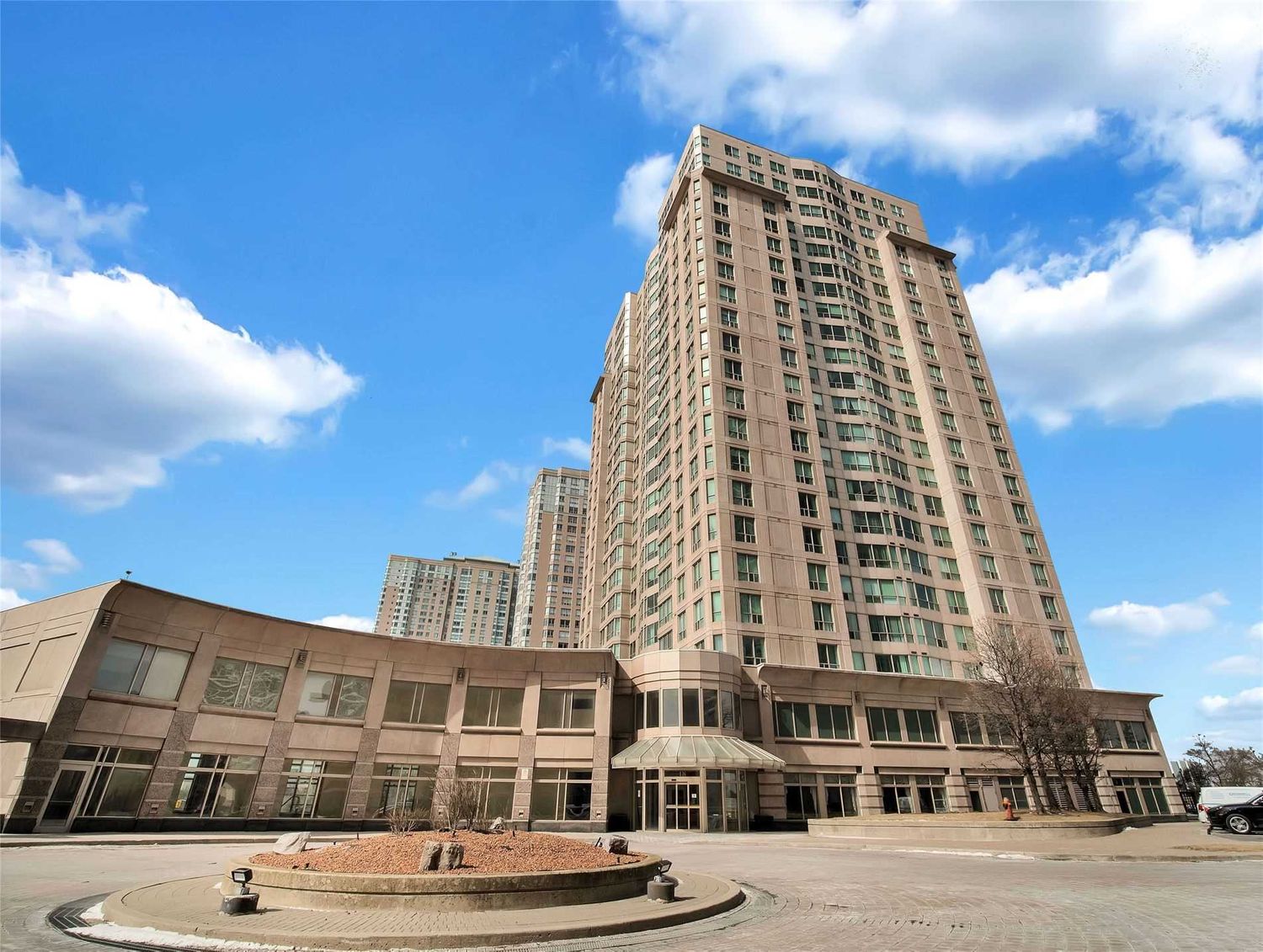 18 Lee Centre Drive. Hillsborough Court Condos is located in  Scarborough, Toronto - image #1 of 2