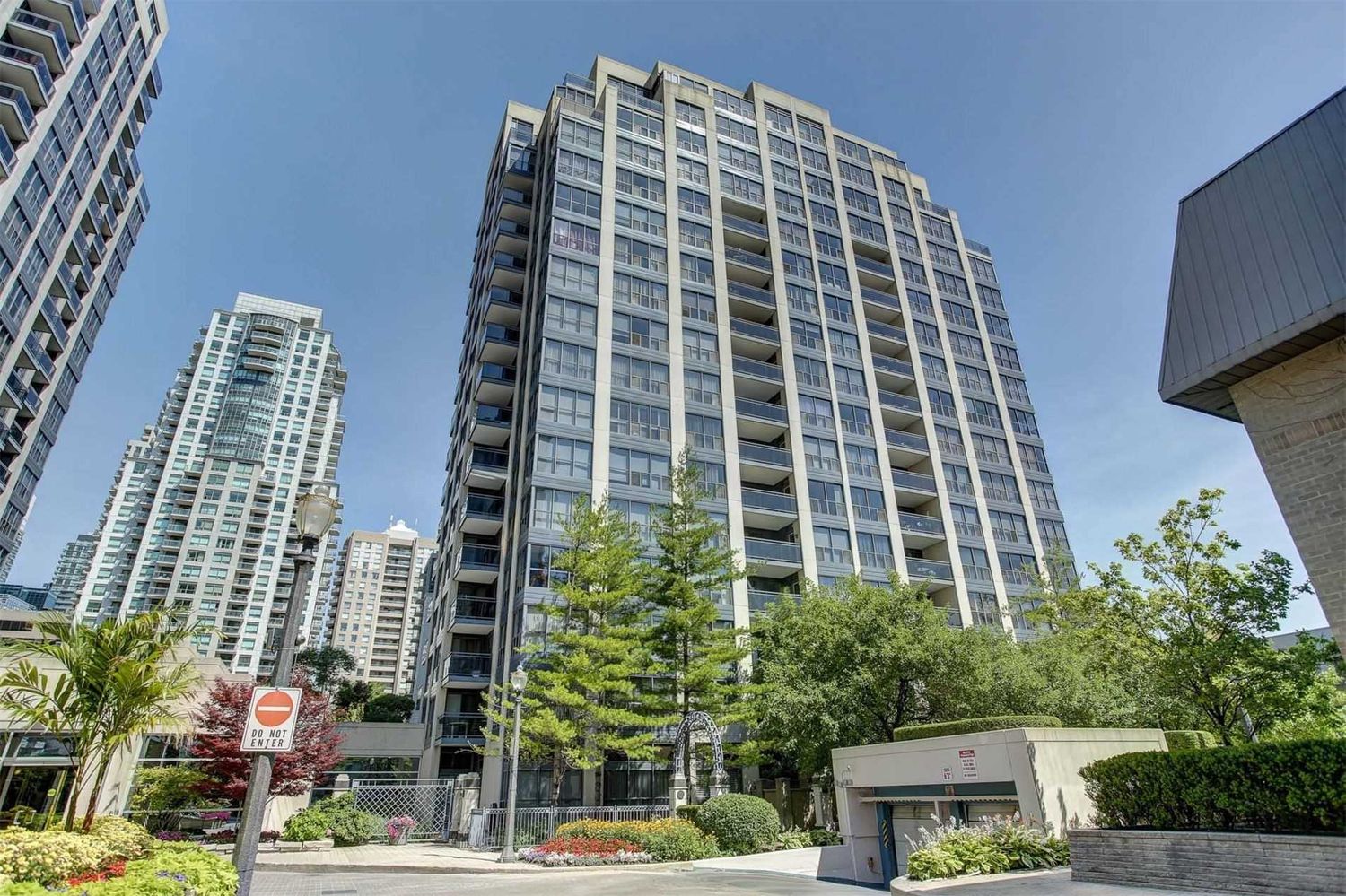 28 Hollywood Avenue. Hollywood Plaza II Condos is located in  North York, Toronto - image #1 of 2