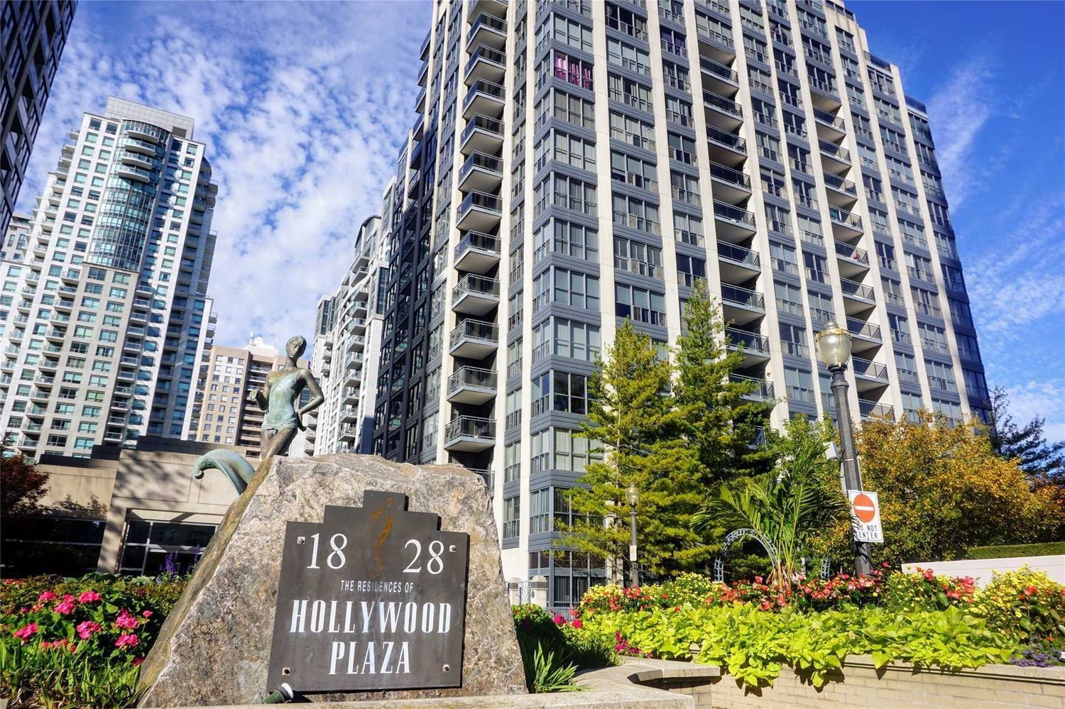 28 Hollywood Avenue. Hollywood Plaza II Condos is located in  North York, Toronto - image #2 of 2
