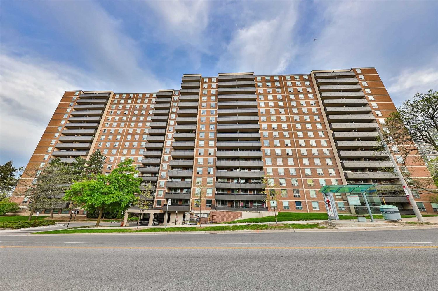 15 La Rose Avenue. Humber Hill Towers Condos is located in  Etobicoke, Toronto - image #1 of 2