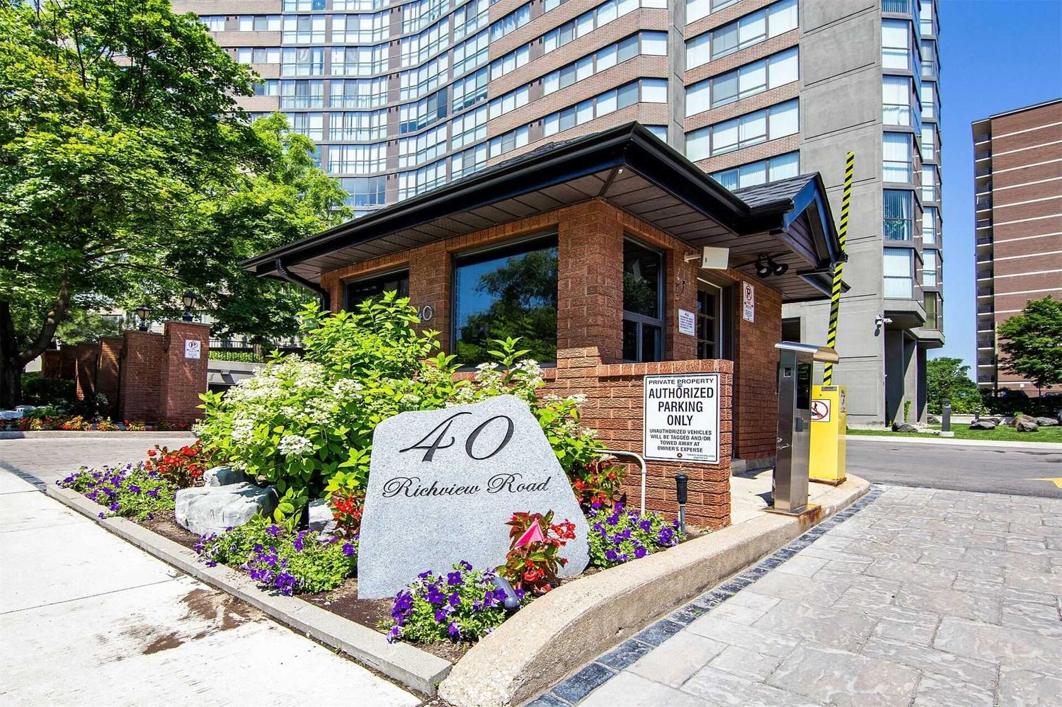 40 Richview Road. Humberview Heights Condos is located in  Etobicoke, Toronto - image #2 of 3