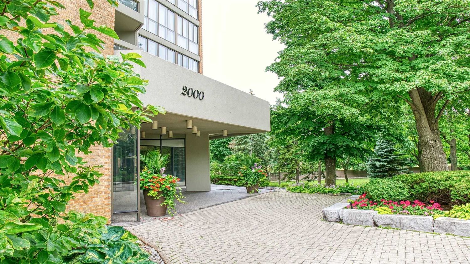 2000 Islington Avenue. Islington 2000 Condos is located in  Etobicoke, Toronto - image #3 of 3