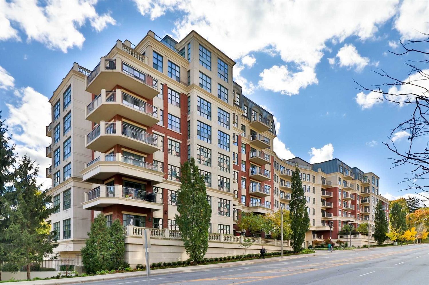 2855 Bloor Street W. Kingsway Condominiums is located in  Etobicoke, Toronto - image #1 of 2