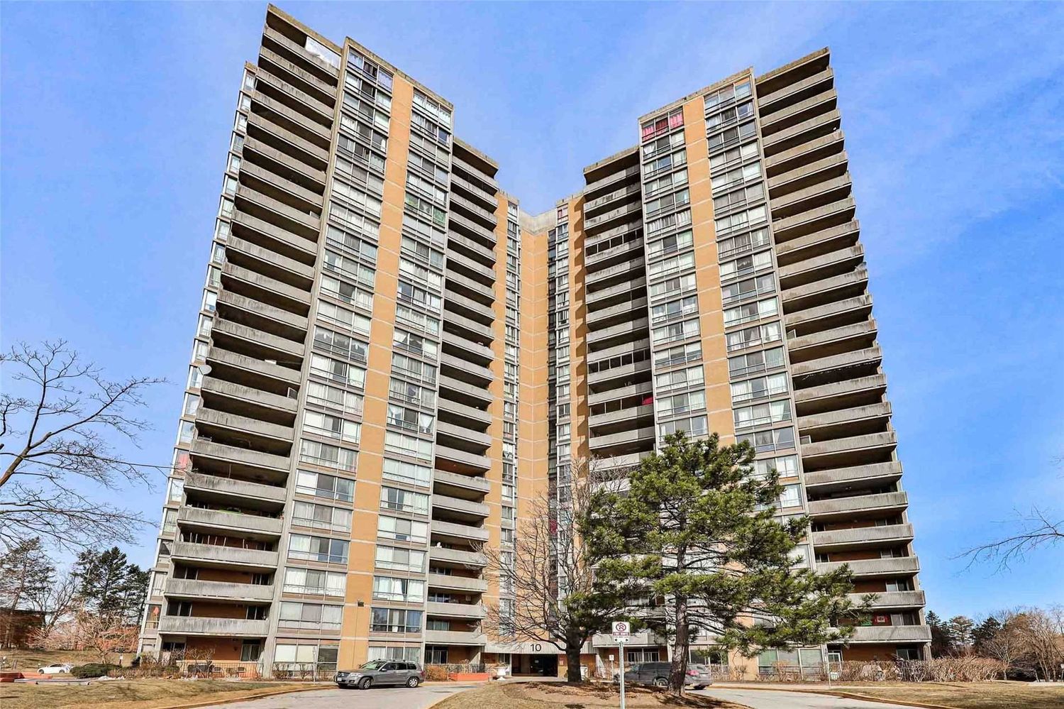 10 Martha Eaton Way. Maple Creek Condominiums is located in  North York, Toronto - image #1 of 3