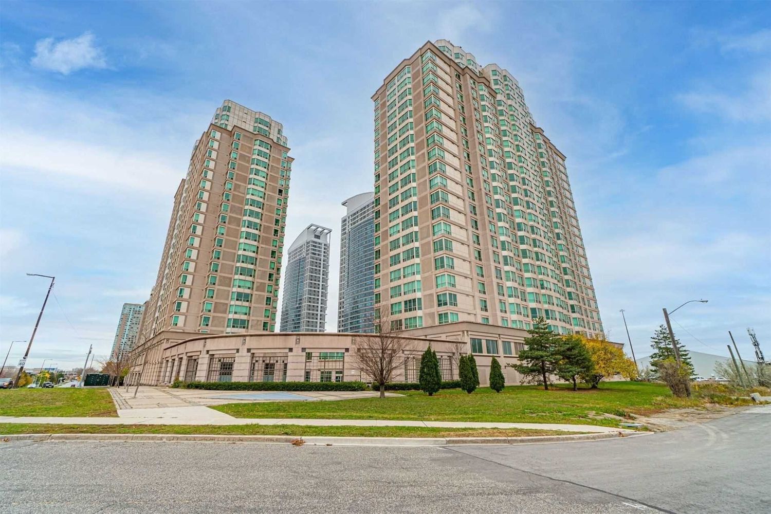 1 Lee Centre Drive. May Tower I Condos is located in  Scarborough, Toronto - image #1 of 3