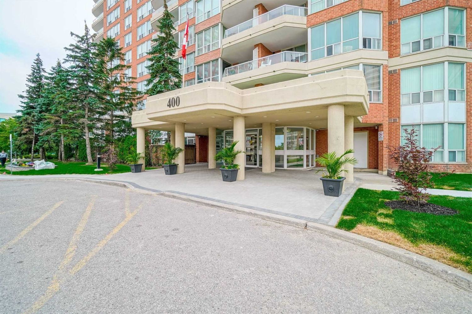 400 Mclevin Avenue. Mayfair on the Green I Condos is located in  Scarborough, Toronto - image #3 of 3