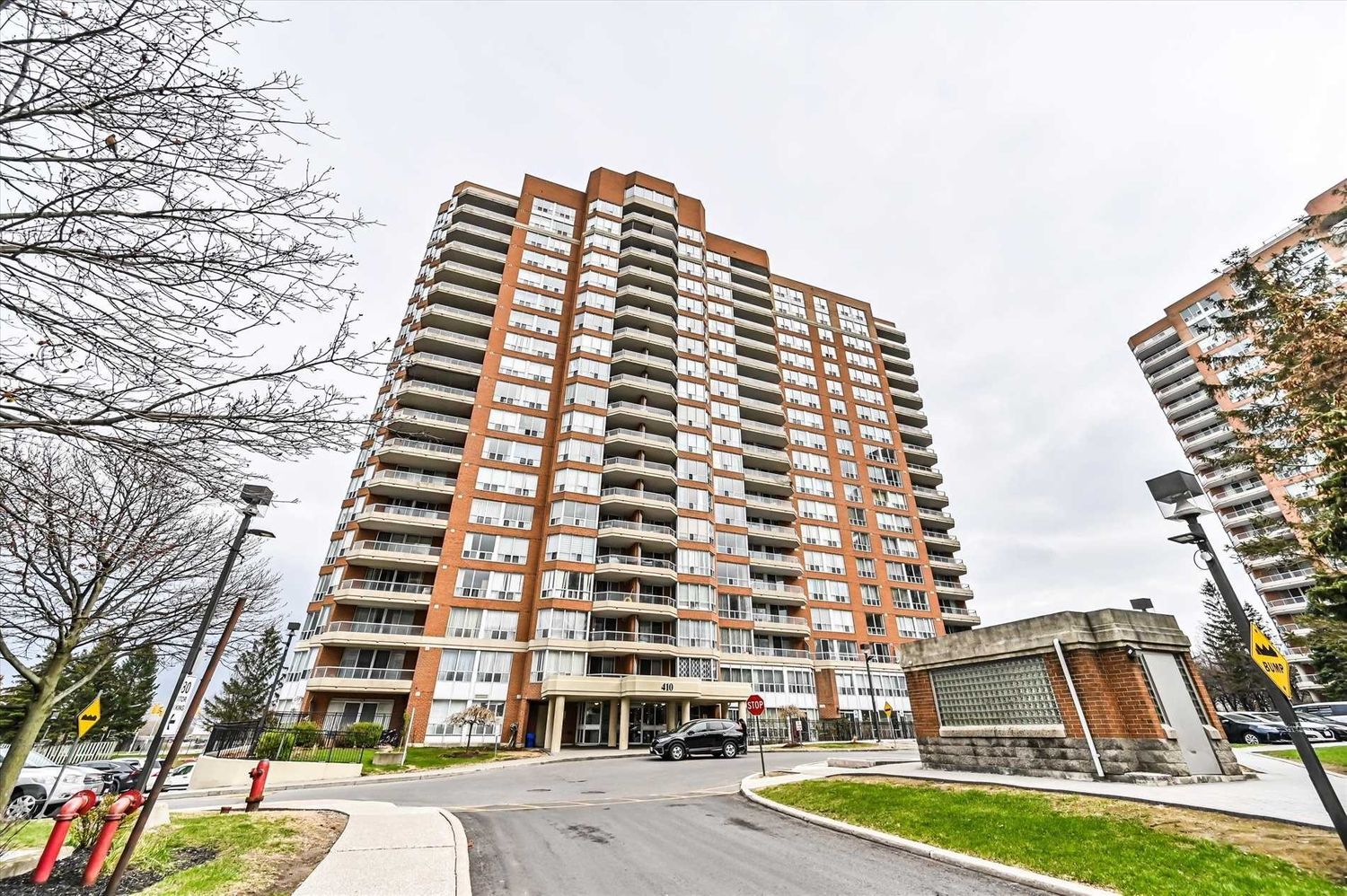 410 Mclevin Avenue. Mayfair on the Green II Condos is located in  Scarborough, Toronto - image #2 of 3