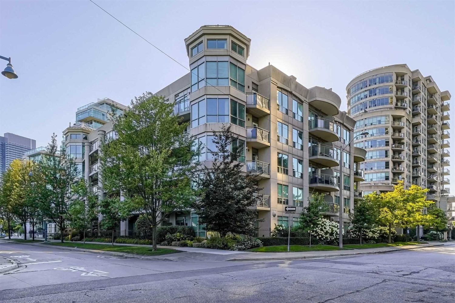 80 Palace Pier Court. Nevis Condos is located in  Etobicoke, Toronto - image #1 of 3