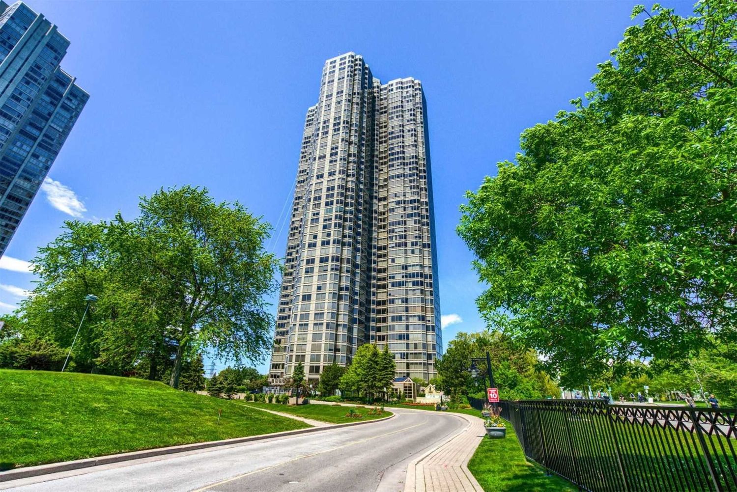 1 Palace Pier Court. Palace Place Condos is located in  Etobicoke, Toronto - image #1 of 2