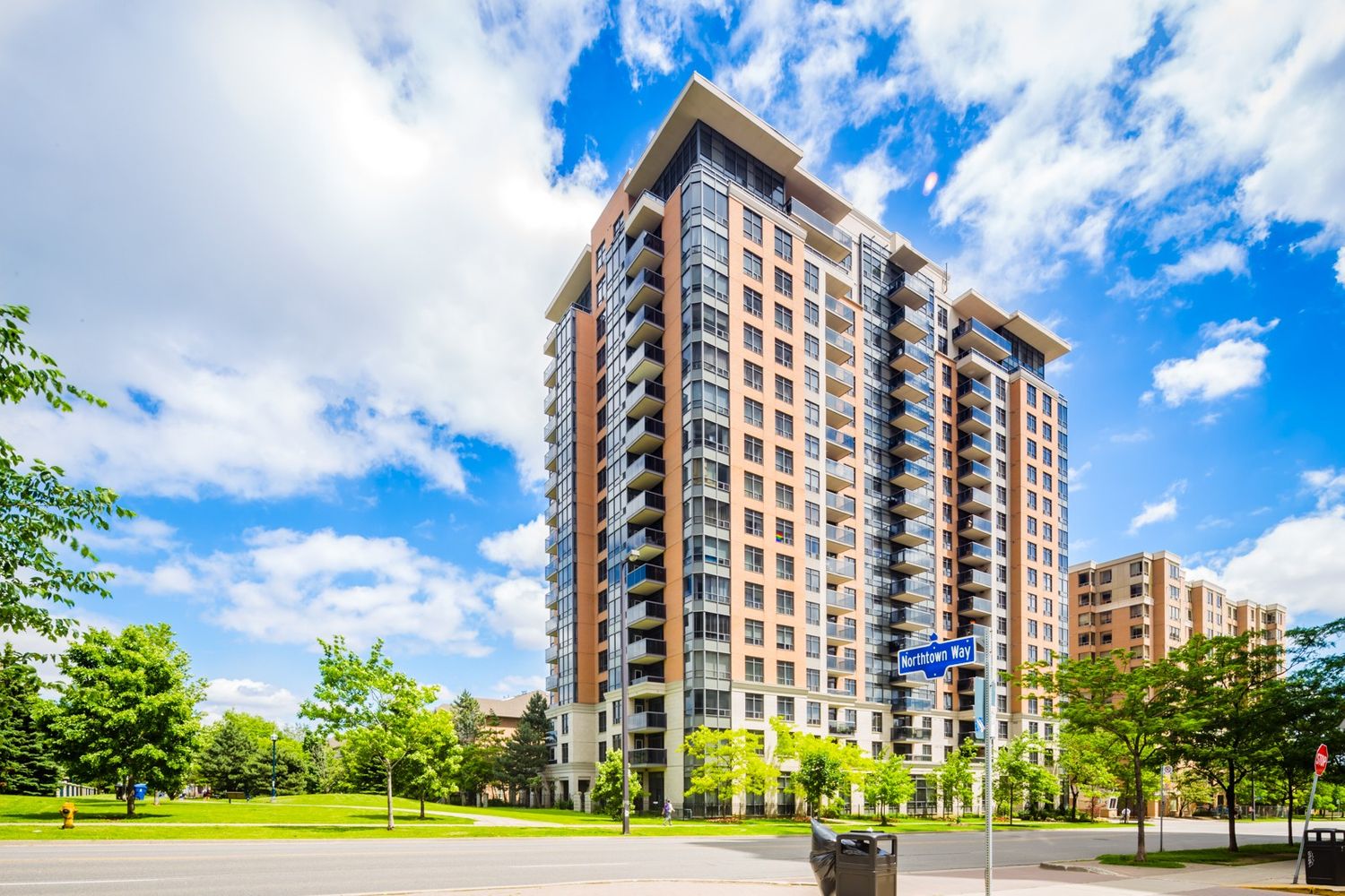 880 Grandview Way. Parkside at Northtown III Condos is located in  North York, Toronto - image #1 of 3