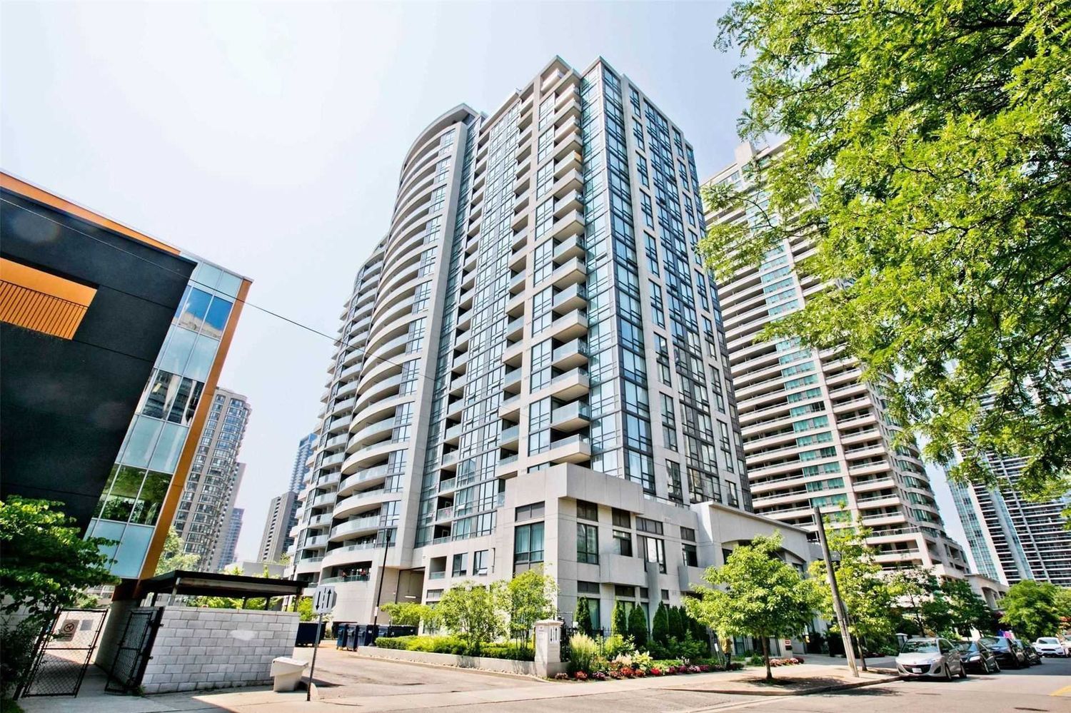 35 Hollywood Avenue. Pearl Condos is located in  North York, Toronto - image #1 of 2