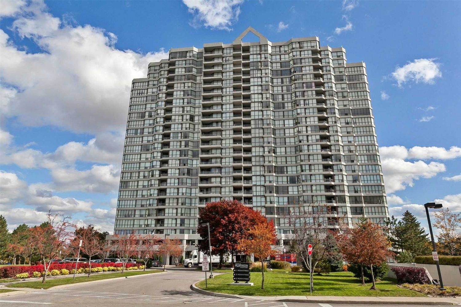 3 Rowntree Road. Platinum on the Humber II Condos is located in  Etobicoke, Toronto - image #1 of 2