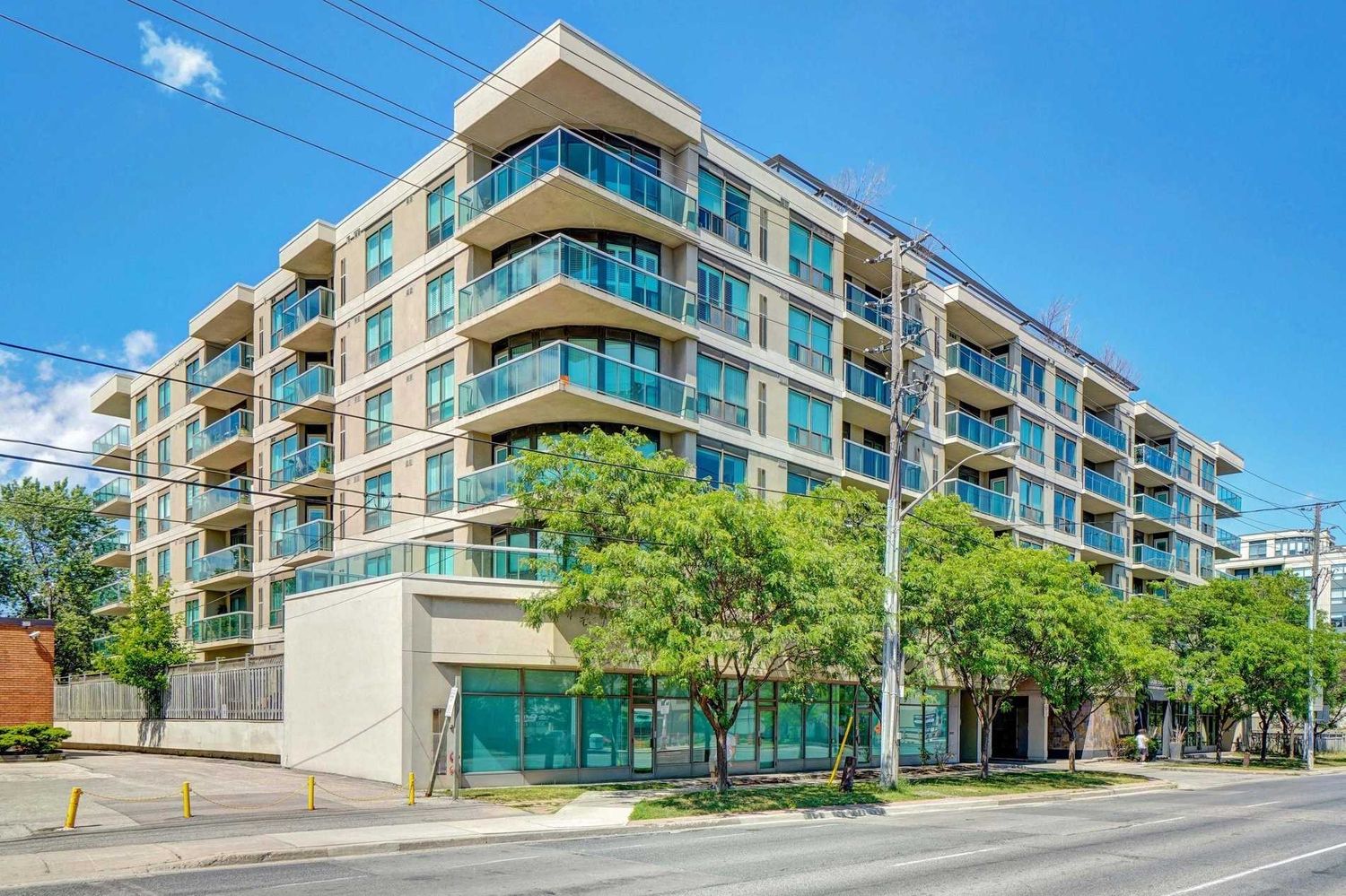 890 Sheppard Avenue W. Plaza Suites Condos is located in  North York, Toronto - image #1 of 3