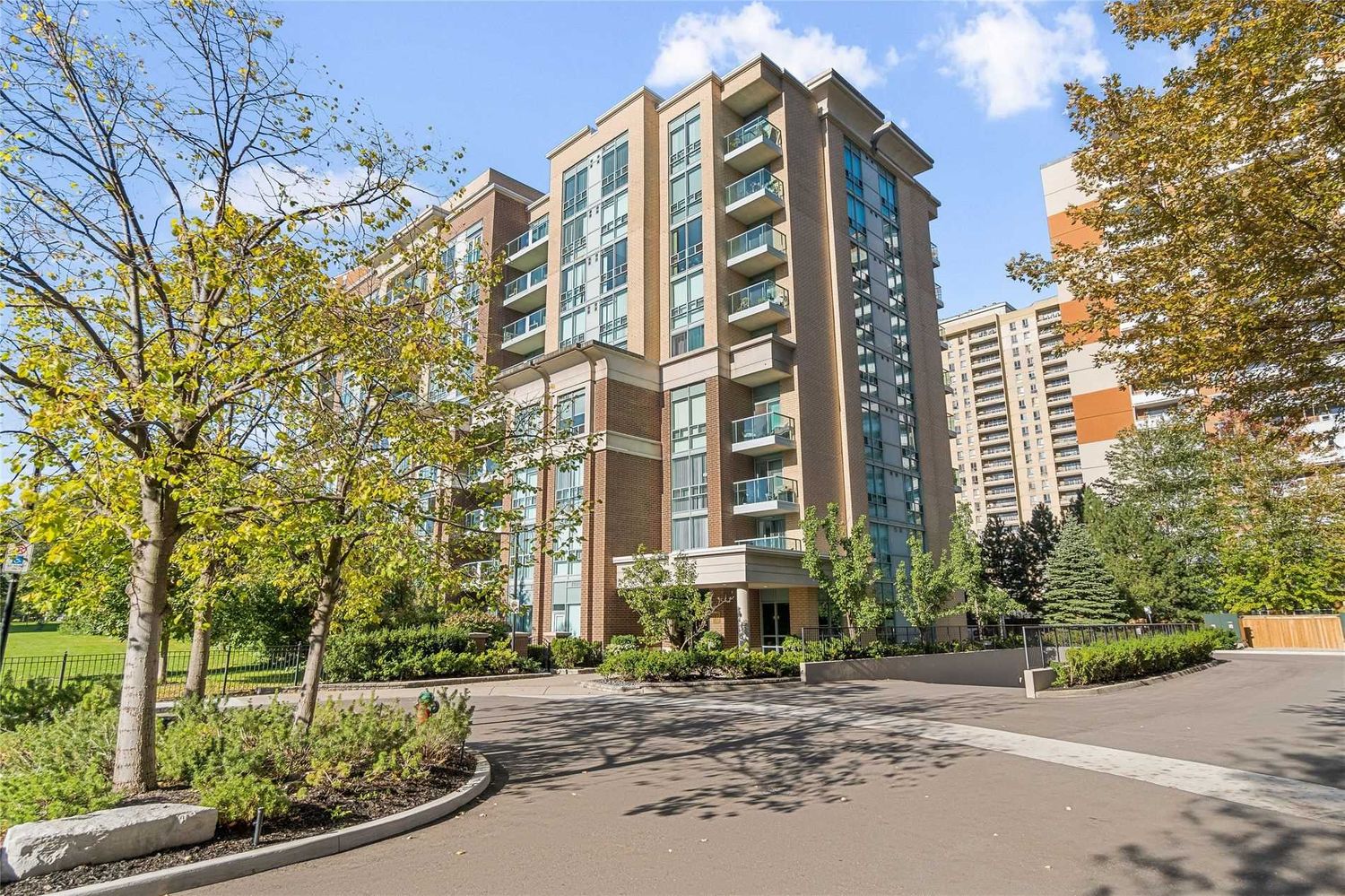 17 Michael Power Place. Port Royal Place I Condos is located in  Etobicoke, Toronto - image #2 of 3
