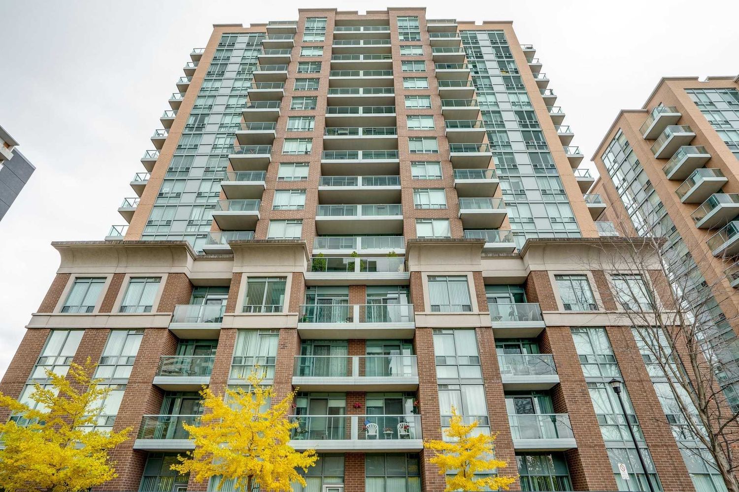 15 Michael Power Place. Port Royal Place II Condos is located in  Etobicoke, Toronto - image #2 of 2