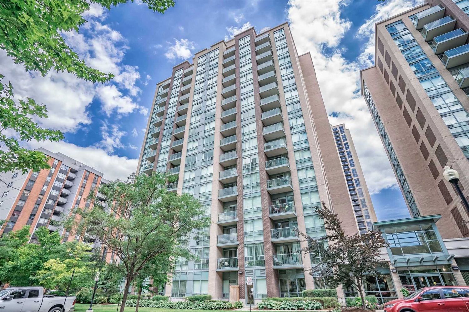 7 Michael Power Place. Port Royal Place V Condos is located in  Etobicoke, Toronto - image #1 of 2