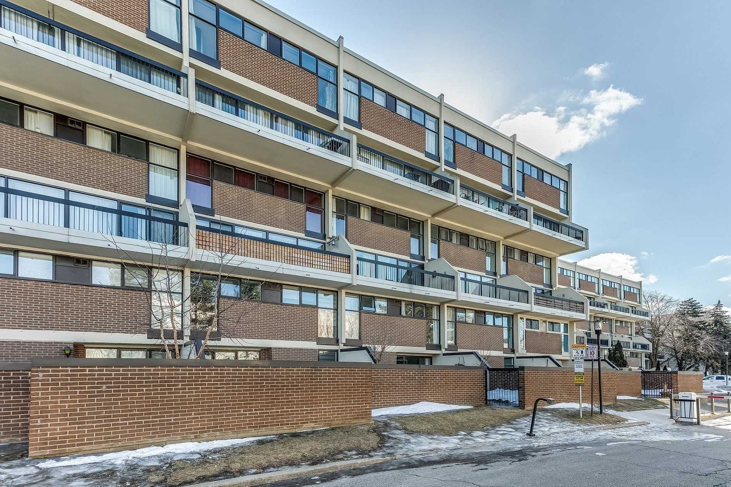  2 Valhalla Inn Rd. This condo at Queenscourt Condos is located in  Etobicoke, Toronto - image #1 of 2 by Strata.ca