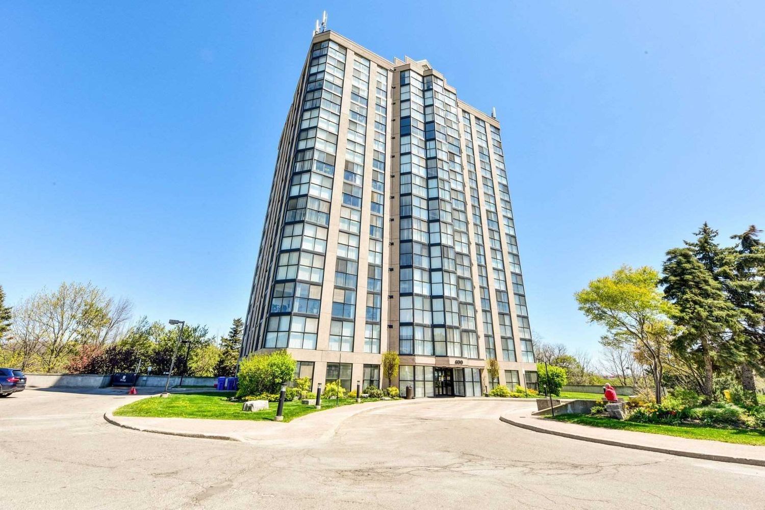 600 Rexdale Boulevard. Riverpark Residences is located in  Etobicoke, Toronto - image #1 of 3