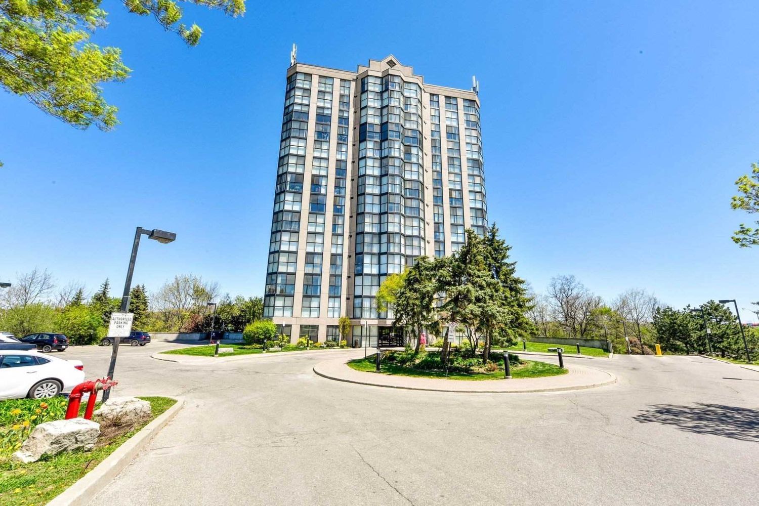 600 Rexdale Boulevard. Riverpark Residences is located in  Etobicoke, Toronto - image #3 of 3