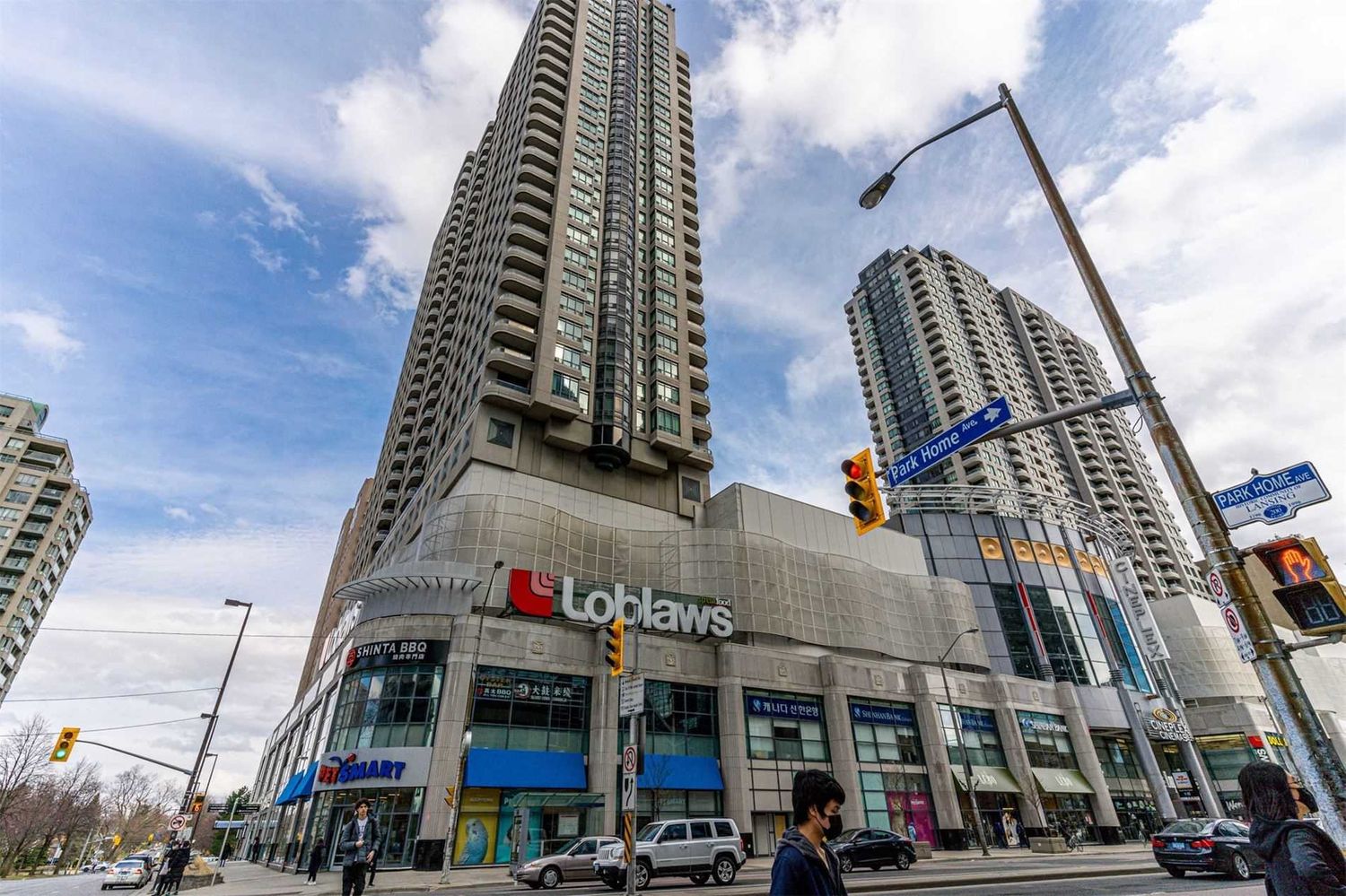 33 Empress Avenue. Royal Pinnacle Condos is located in  North York, Toronto - image #2 of 3