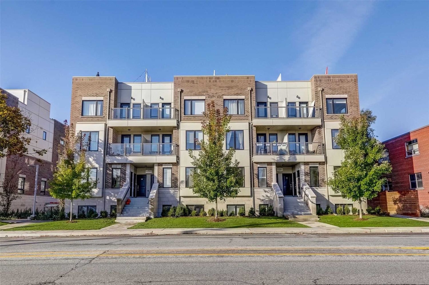 250-256 Royal York Road. Royal  York Townhomes is located in  Etobicoke, Toronto - image #1 of 3