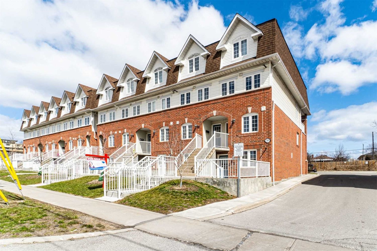 593 Kennedy Road. Sedona Foxridge Townhomes is located in  Scarborough, Toronto - image #1 of 2