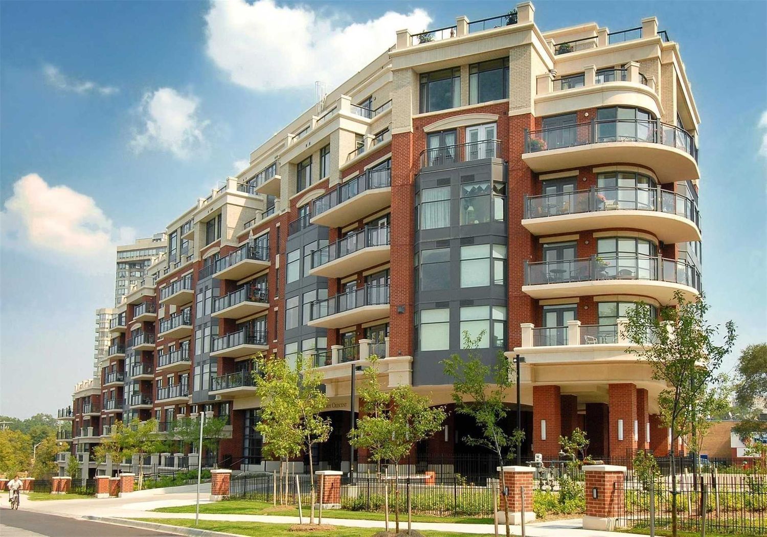 9 Burnhamthorpe Crescent. St Andrew on The Green Condos is located in  Etobicoke, Toronto - image #1 of 2