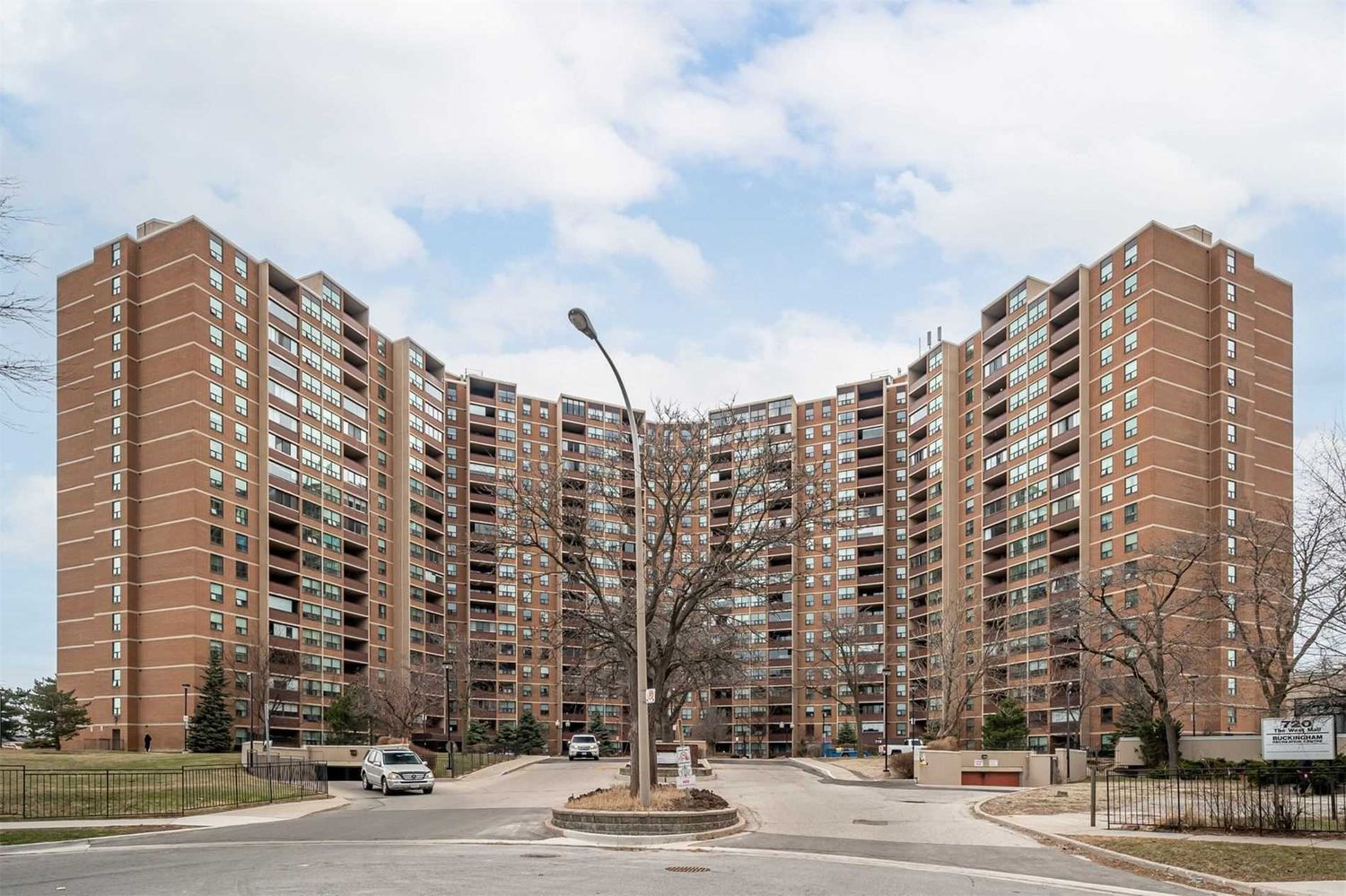 627 The West Mall. Summit Royal Condos is located in  Etobicoke, Toronto - image #1 of 2