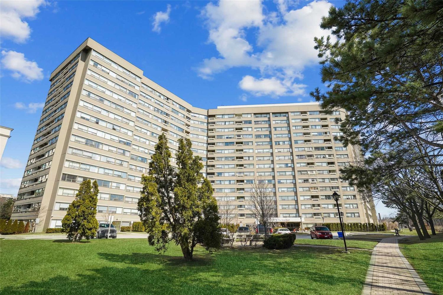 475 The West Mall Street. Sunset West Condos is located in  Etobicoke, Toronto - image #1 of 3