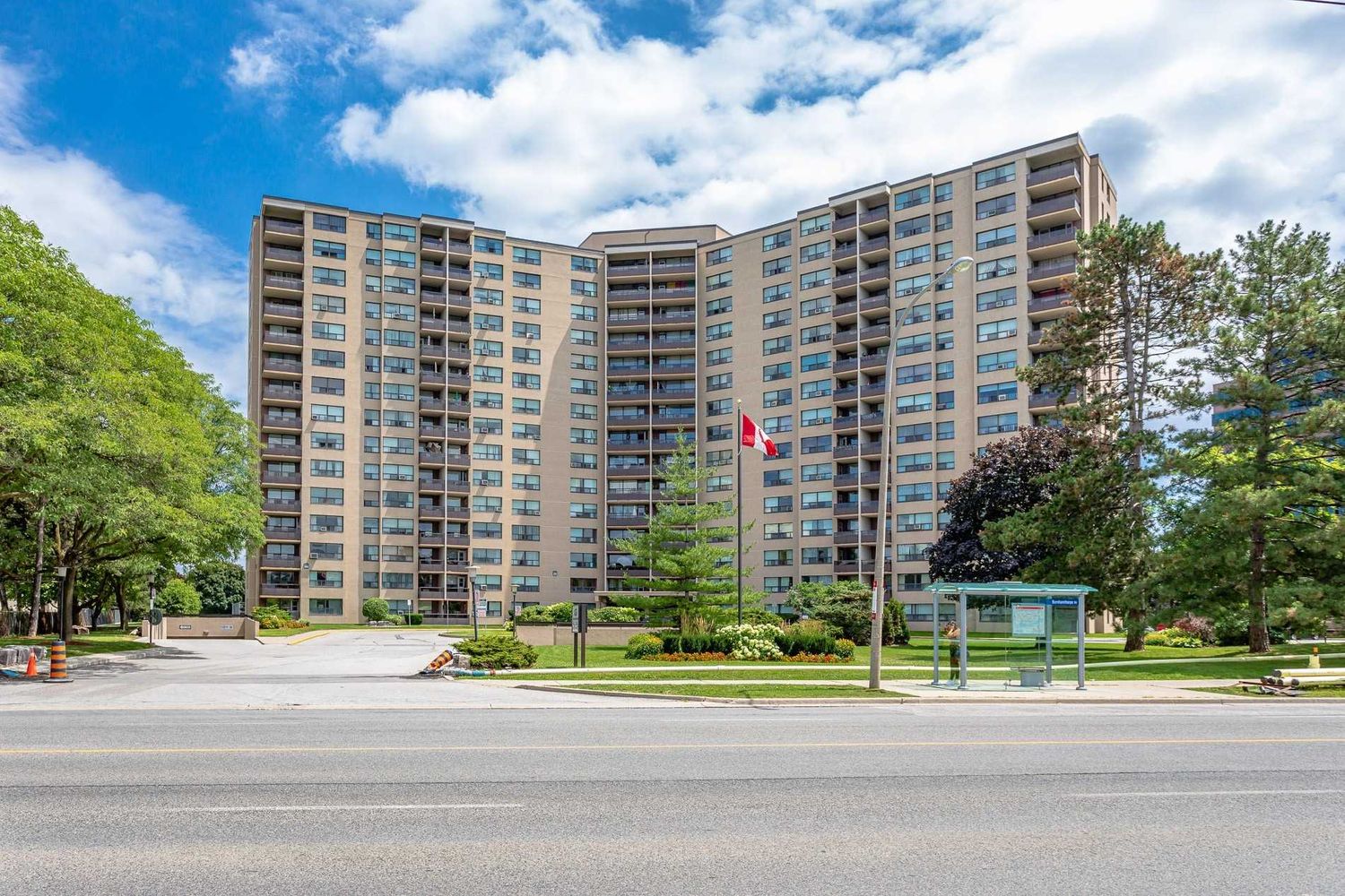 451 The West Mall. Sussex House Condos is located in  Etobicoke, Toronto - image #1 of 3