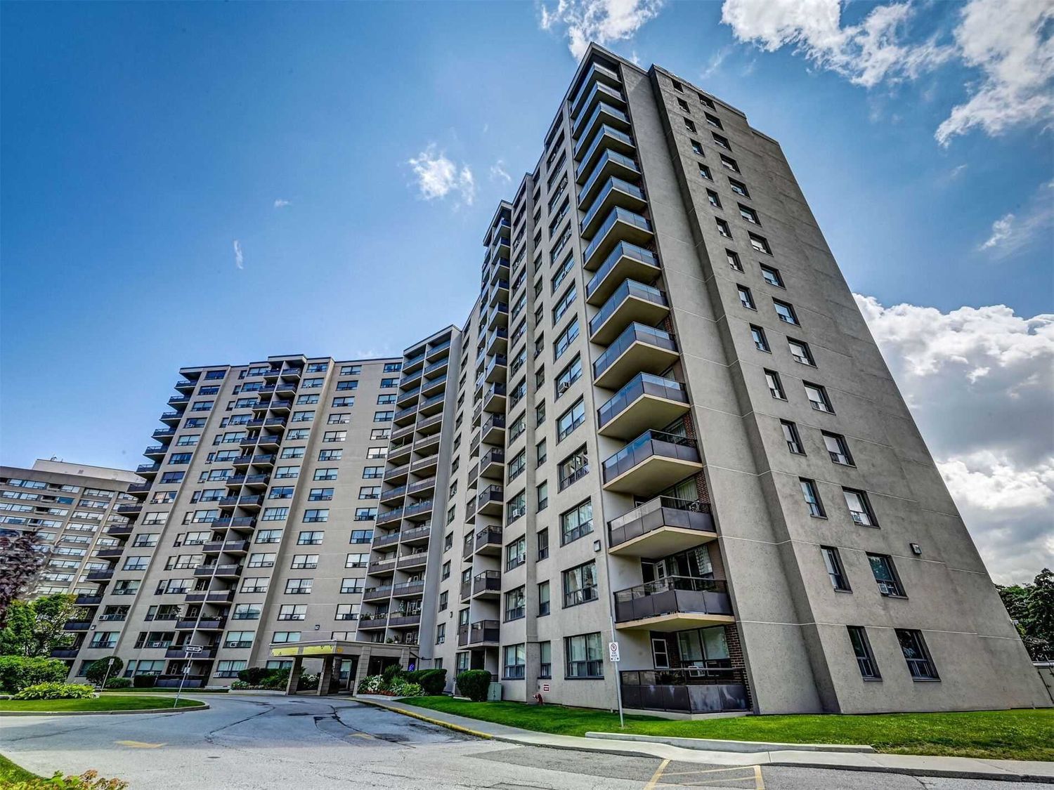 451 The West Mall. Sussex House Condos is located in  Etobicoke, Toronto - image #2 of 3