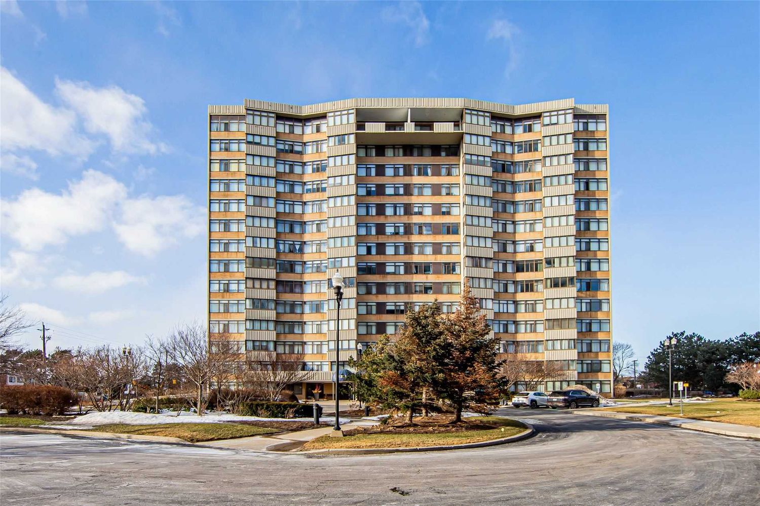 1201 Steeles Avenue W. The Courtlands Condos is located in  North York, Toronto - image #1 of 2