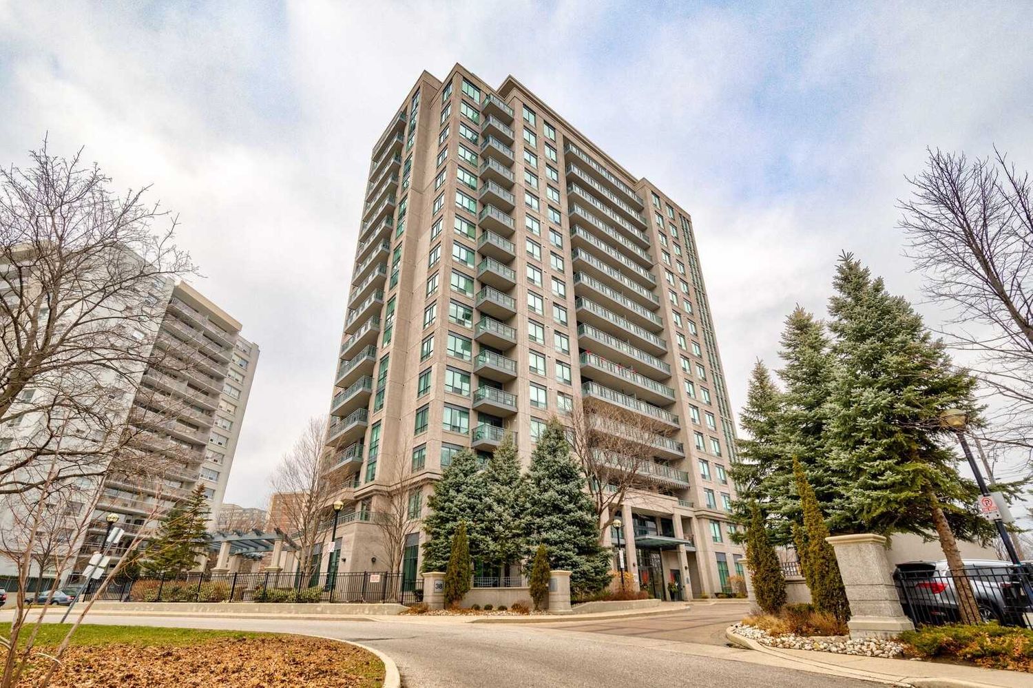 38 Fontenay Crt. This condo at The Fountains of Edenbridge Condos is located in  Etobicoke, Toronto - image #1 of 2 by Strata.ca