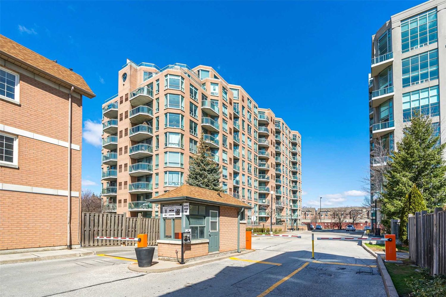190 Manitoba Street. The Legend at Mystic Pointe Condos is located in  Etobicoke, Toronto - image #1 of 2