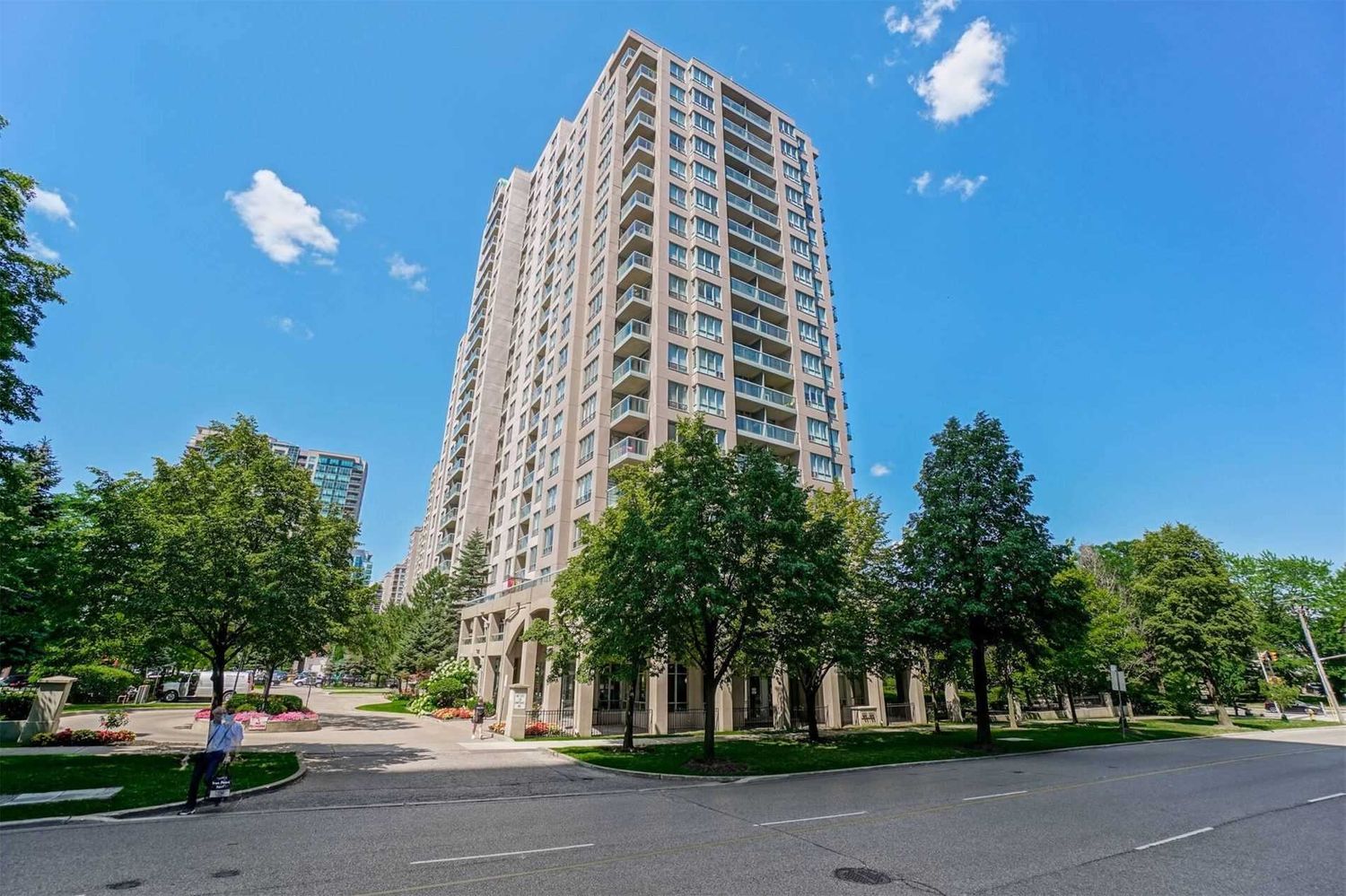 28 Empress Avenue. The Majestic Condos is located in  North York, Toronto - image #1 of 2
