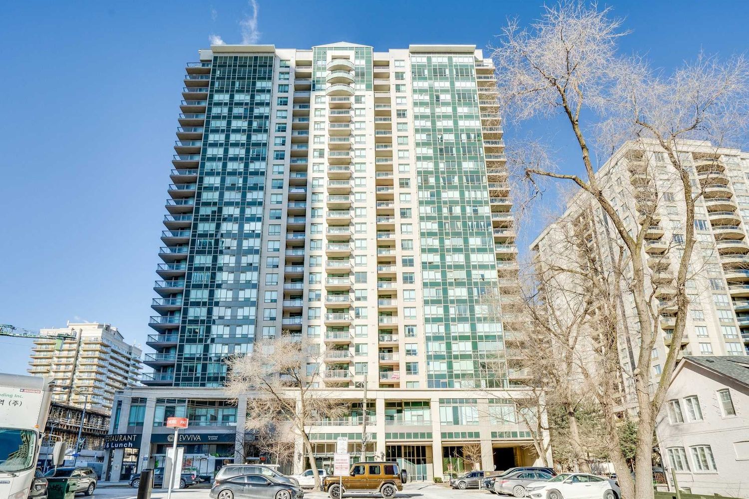 18 Parkview Avenue. The Majestic II Condos is located in  North York, Toronto - image #1 of 3