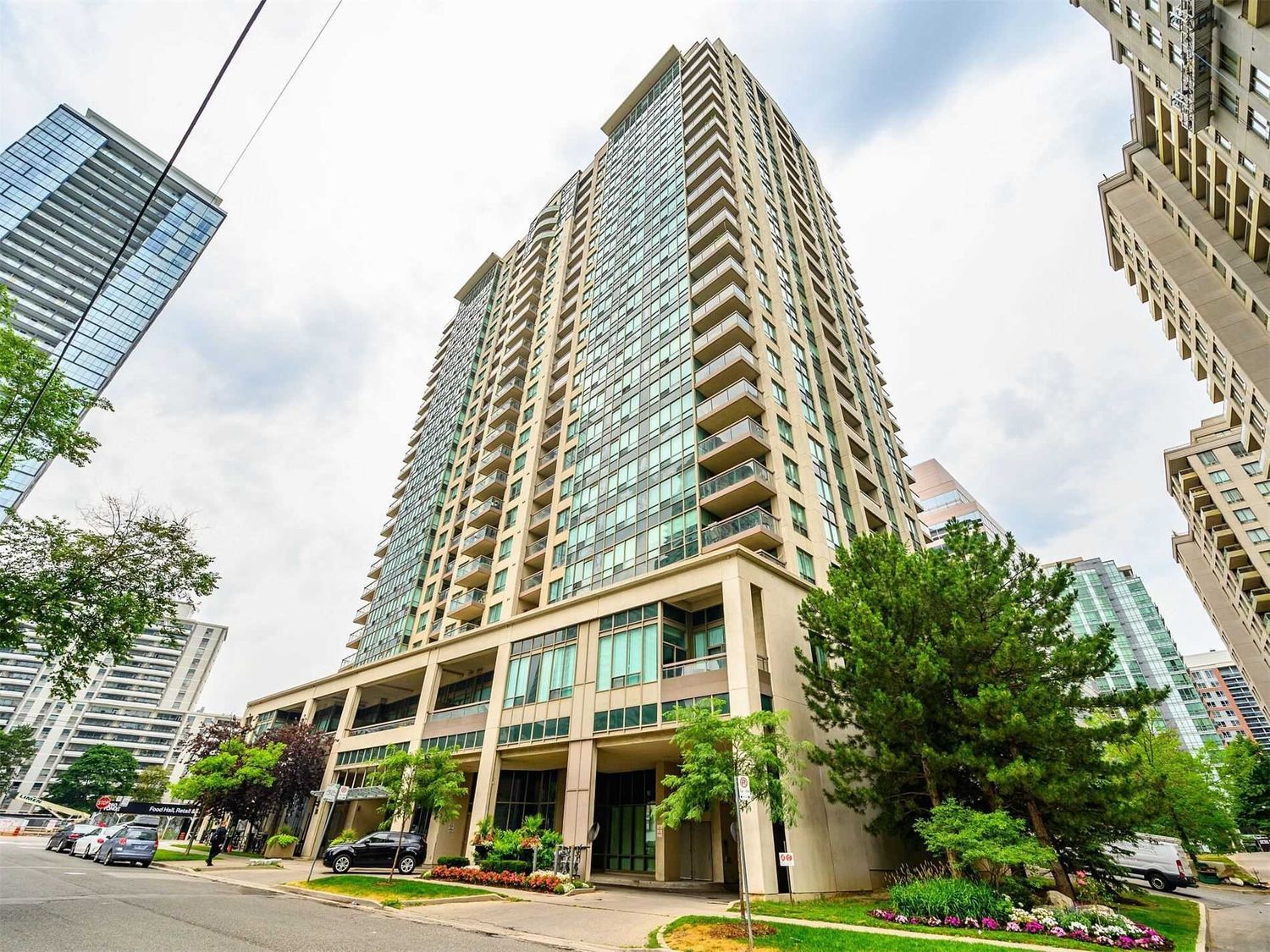 18 Parkview Avenue. The Majestic II Condos is located in  North York, Toronto - image #2 of 3