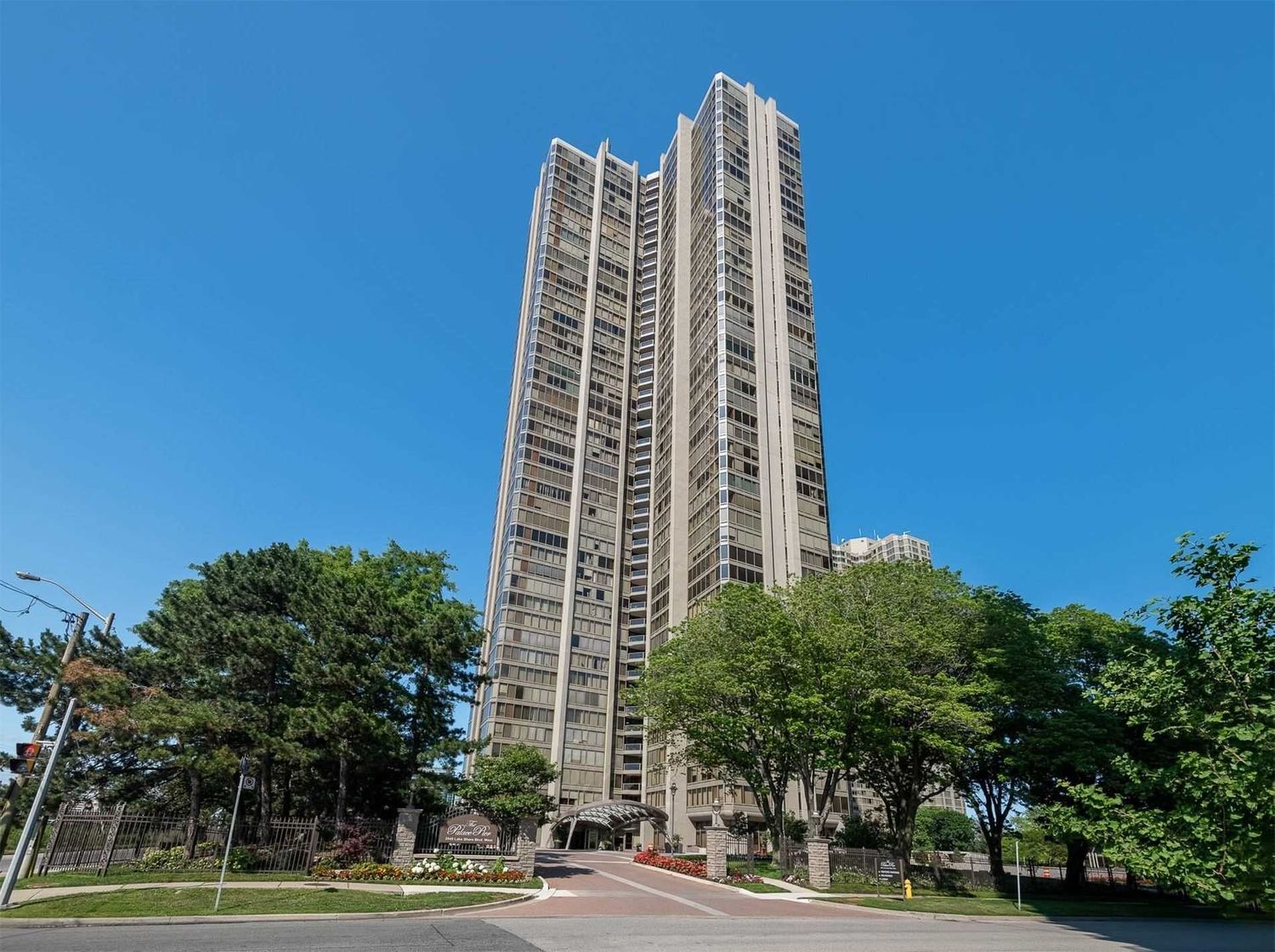 2045 Lake Shore Boulevard W. The Palace Pier Condos is located in  Etobicoke, Toronto - image #1 of 2