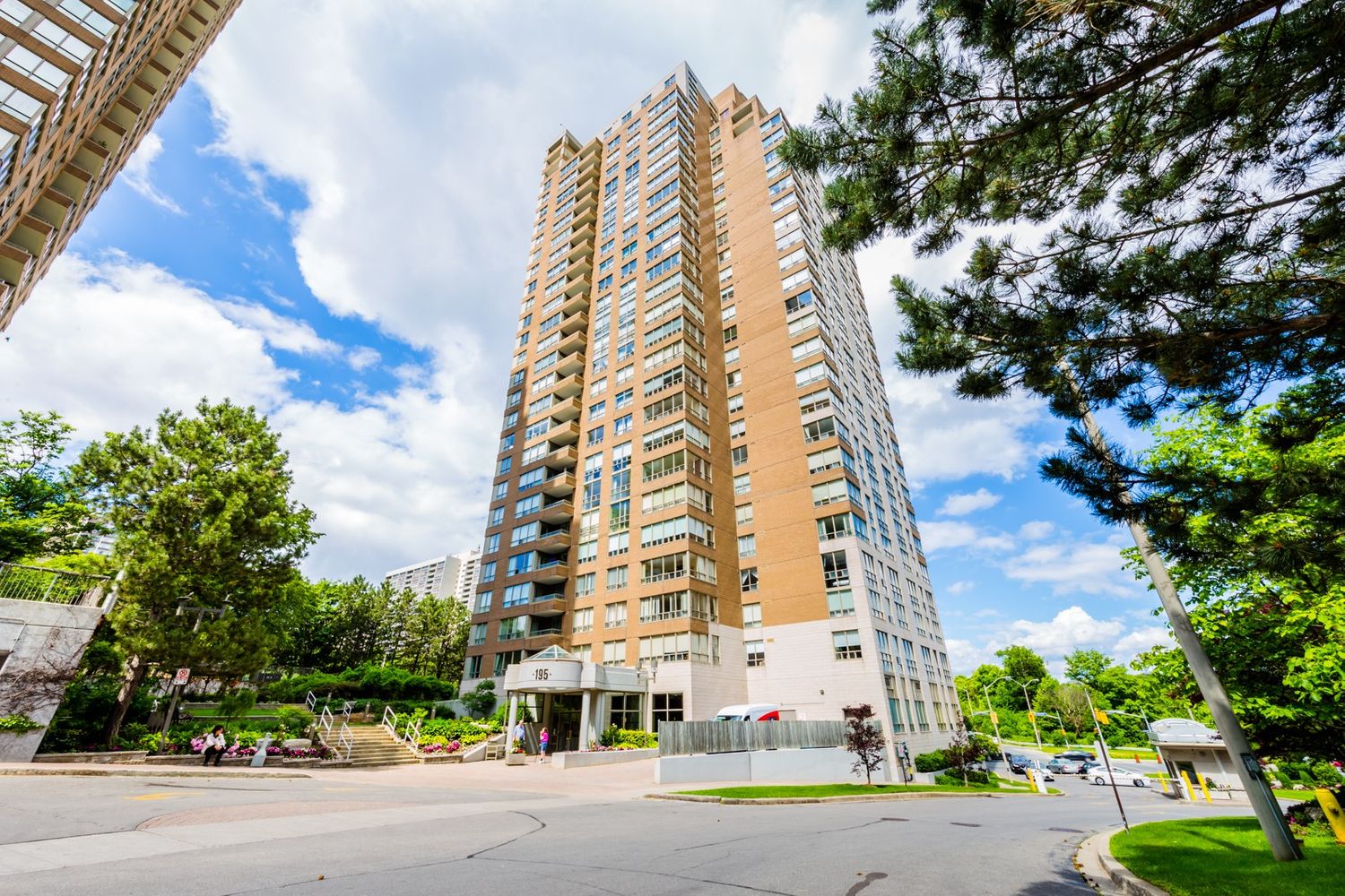 215 Wynford Drive. The Palisades Condos is located in  North York, Toronto - image #1 of 3