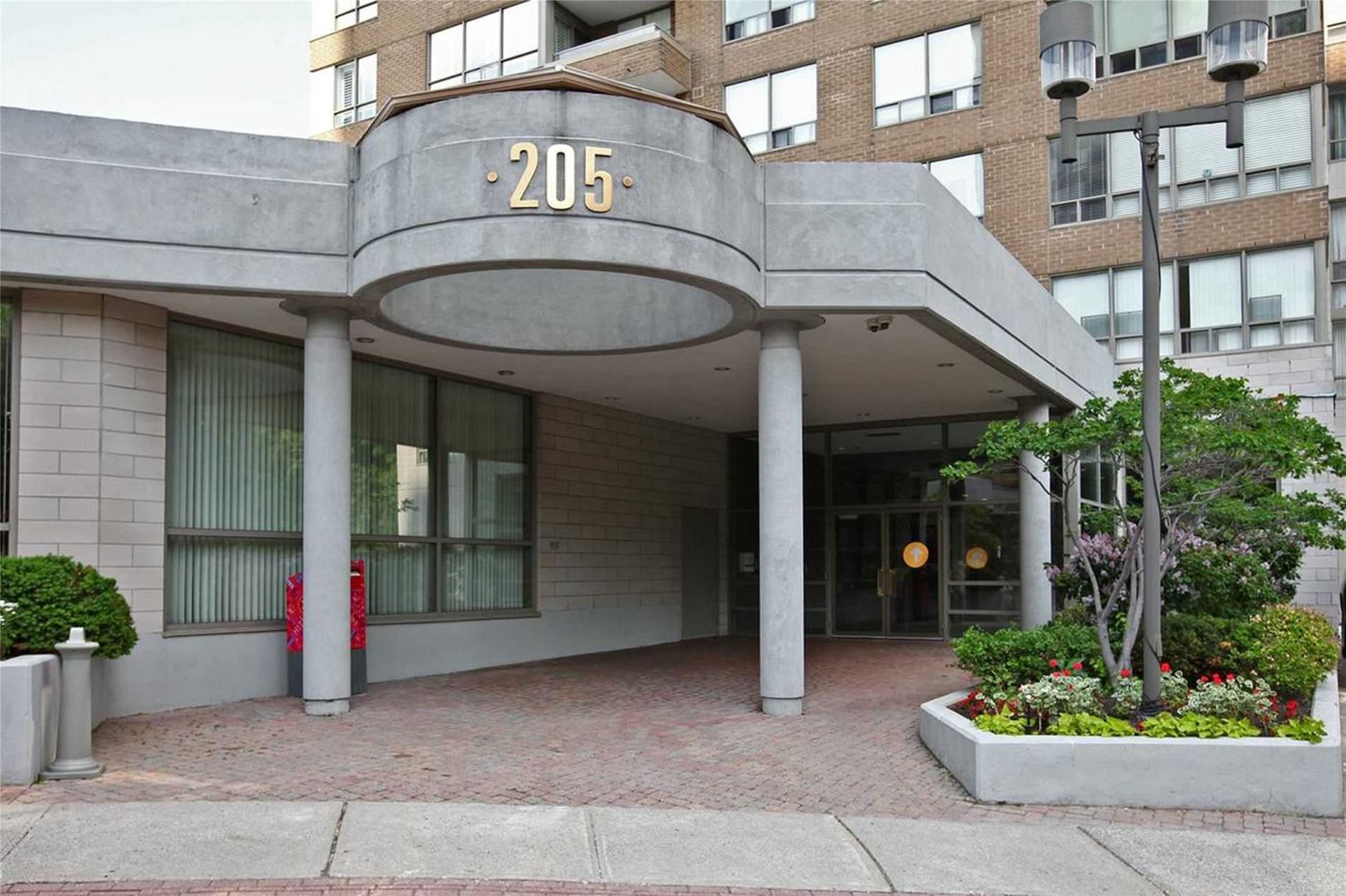 205 Wynford Drive. The Pallisades II Condos is located in  North York, Toronto - image #2 of 2