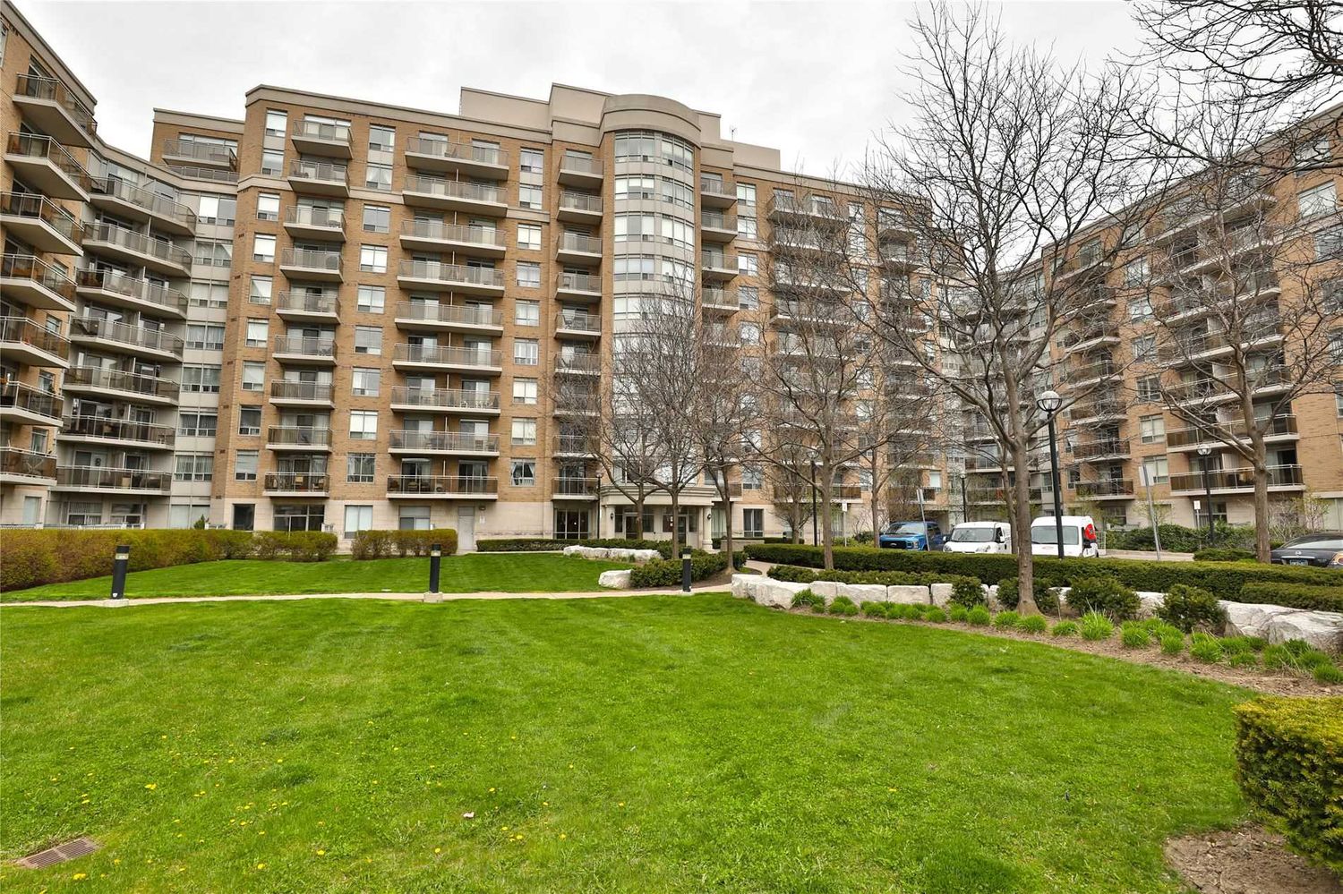 650 Lawrence Avenue W. The Shermount Condos is located in  North York, Toronto - image #1 of 2