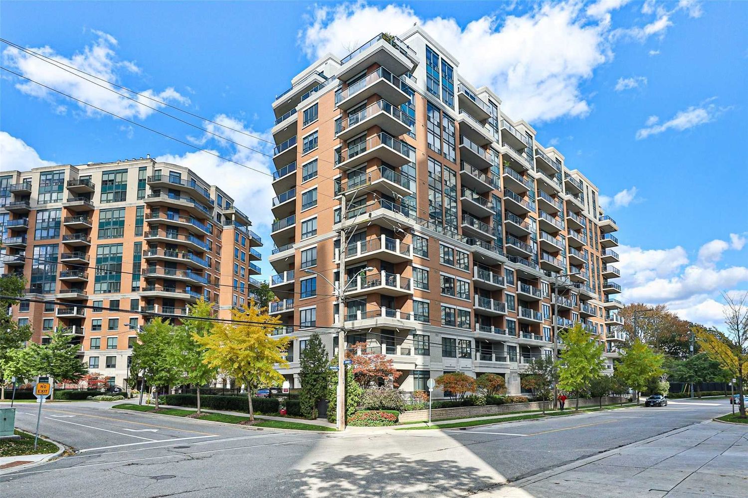 2 Aberfoyle Crescent. Town & Country II Condos is located in  Etobicoke, Toronto - image #2 of 3