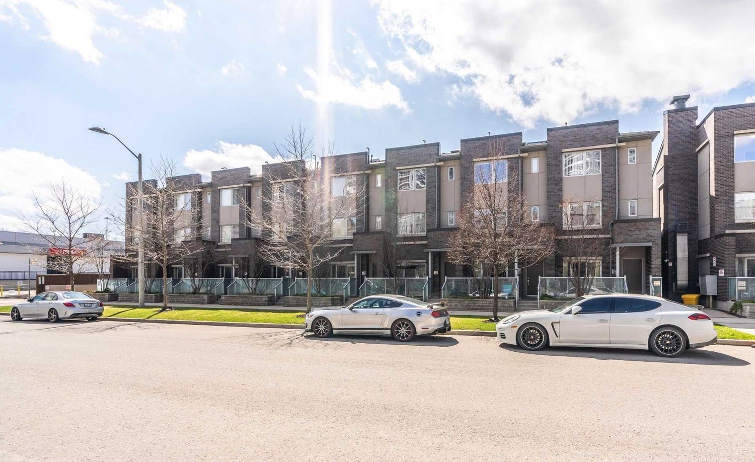 290-330 Village Green Square. Village Green Square Townhomes is located in  Scarborough, Toronto - image #1 of 2